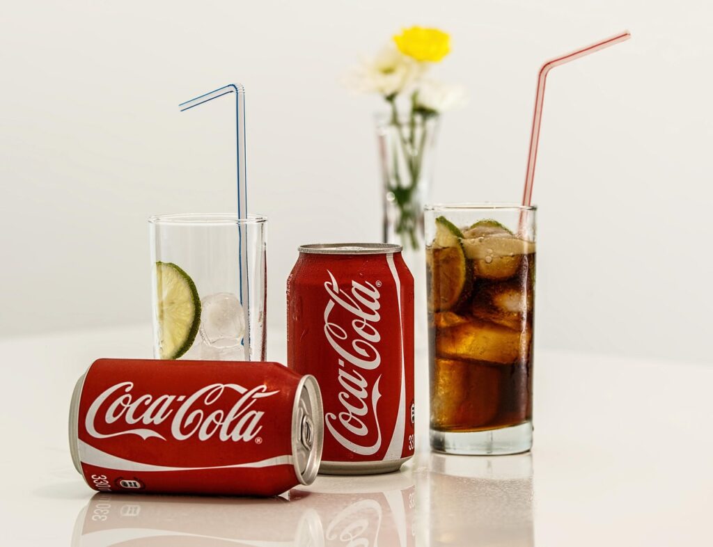 冷たい飲み物を持ち運びする際の便利なアイテムは？