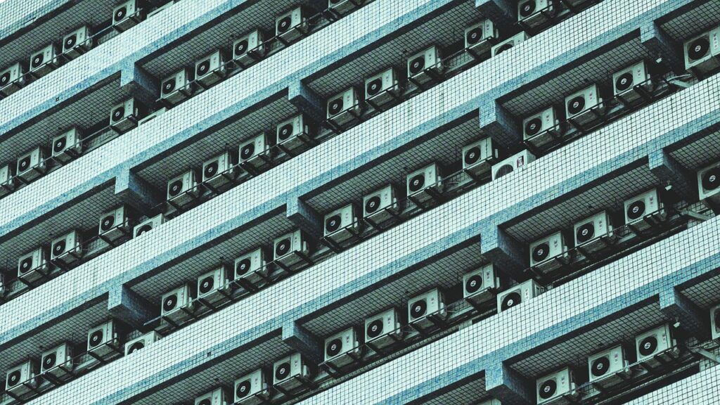 エアコンなしで快適に過ごすための扇風機併用方法は？