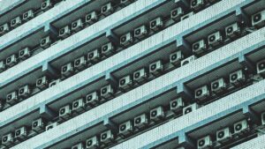 エアコンなしで快適に過ごすための扇風機併用方法は？