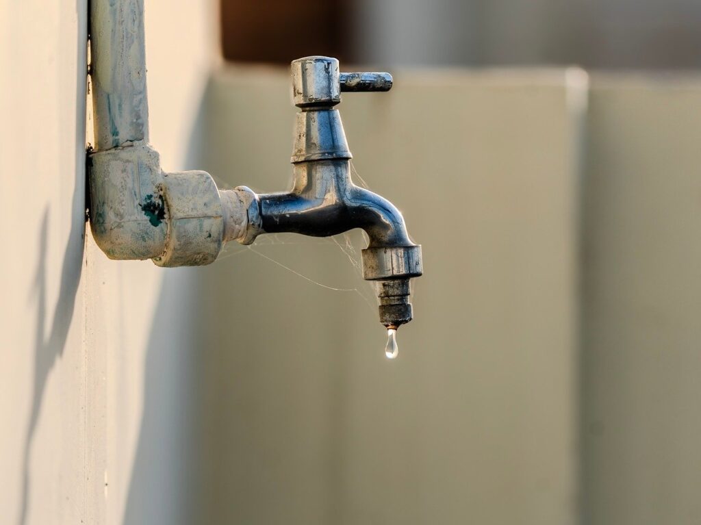 在宅ワーク中の水分補給の目安はどれくらい？