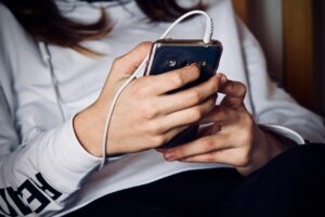 携帯扇風機を使った在宅での長時間快適生活術は？