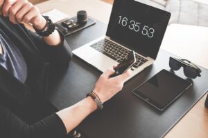 在宅ワークでの暑さ対策に最適な手汗対策はキーボードにどう影響する？